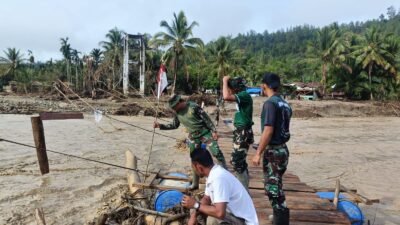 Akses Terputus, TNI dan Warga Perbaiki Jembatan Reje Payung
