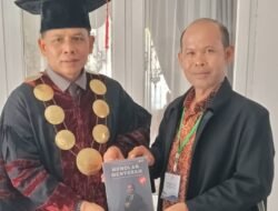 Plt Bupati Aceh Selatan Terima Buku Motivasi Karya Dosen Poltas