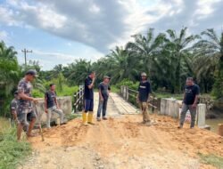 Warga Seuneubok Pusaka Gotong Royong Perbaiki Jembatan Ambruk Secara Swadaya