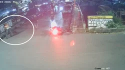 Wakil Koordinator Komisi untuk Orang Hilang dan Korban Tindak Kekerasan (KontraS) Andrie Yunus usai disiram air keras oleh orang tak dikenal, Kamis malam, 12 Maret 2026. (Foto: CCTV di Lokasi Kejadian)