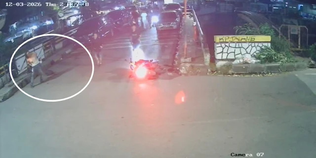 Wakil Koordinator Komisi untuk Orang Hilang dan Korban Tindak Kekerasan (KontraS) Andrie Yunus usai disiram air keras oleh orang tak dikenal, Kamis malam, 12 Maret 2026. (Foto: CCTV di Lokasi Kejadian)