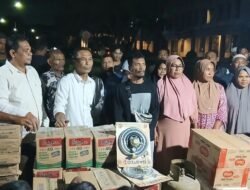 Ceulangiek dan Samsul Admi Bantu Korban Banjir Yang Mengungsi Di Kantor Bupati Bireuen
