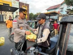Kapolres Aceh Tenggara AKBP Yulhendri Berbagi Takjil