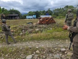 Jalan Kaki Sapa Warga, Satgas Damai Cartenz Jaga Kamtibmas Nduga