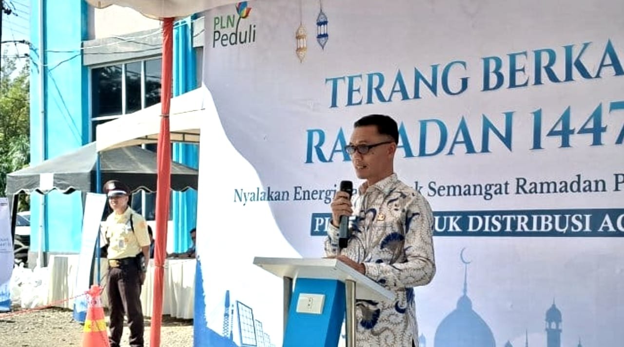 Wakil Bupati Abdya memberikan sambutan pada pembukaan pasar murah yang digelar di halaman kantor ULP PLN Blangpidie.