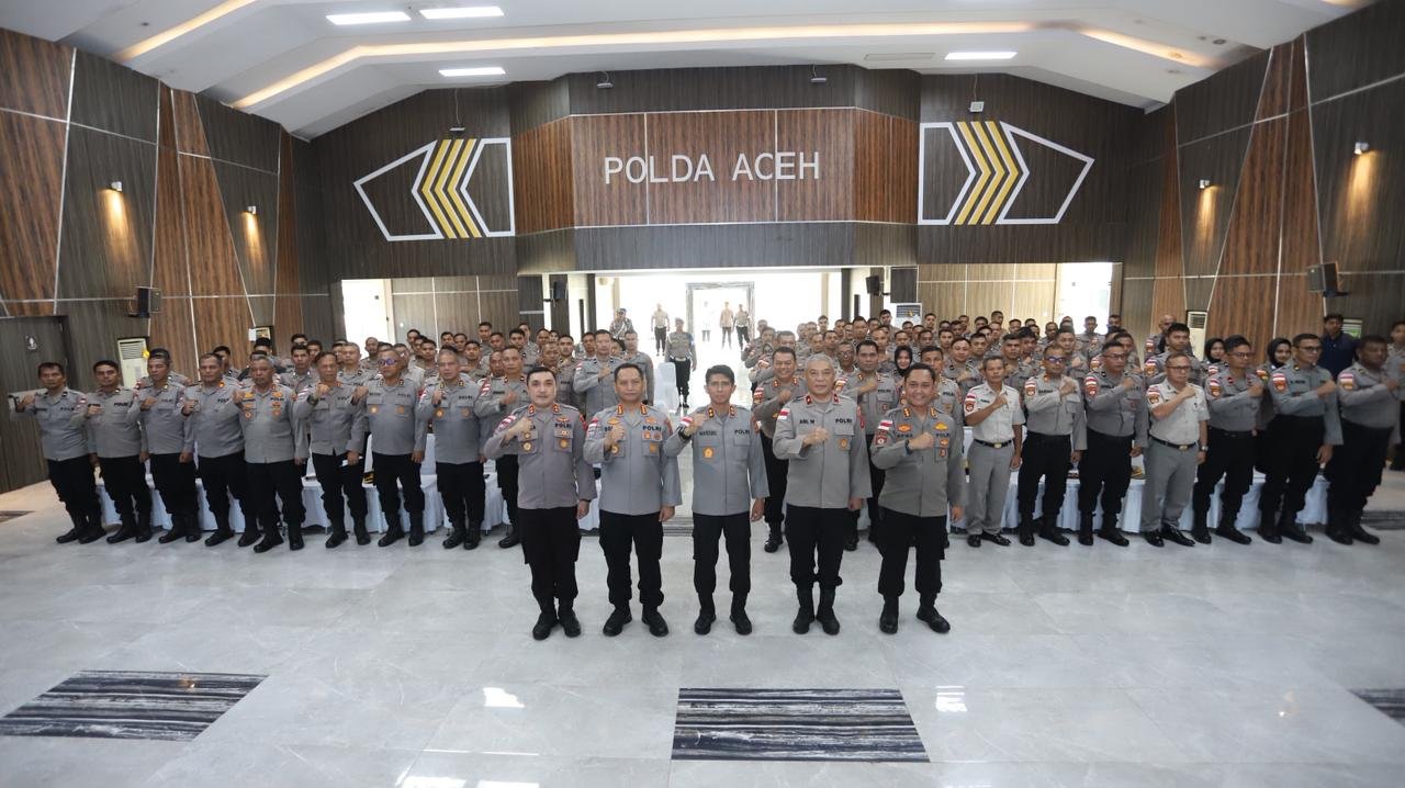 Kapolda Aceh Irjen Pol. Drs. Marzuki Ali Basyah, M.M., memberikan arahan kepada seluruh personel Direktorat Pengamanan Objek Vital (Ditpamobvit) dan Direktorat Pembinaan Masyarakat (Ditbinmas) Polda Aceh di Gedung Presisi Polda Aceh, Rabu (4/3/2026) pagi.