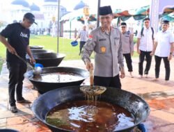 Kapolda Aceh Berbaur dengan Masyarakat di Area Masak Kuah Beulangong