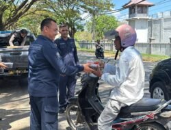 Bidhumas Polda Aceh Bagikan Kurma kepada Masyarakat