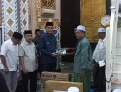 Safari Ramadhan di Masjid Baiturrahim, Bupati Mirwan MS Ingatkan Kepedulian pada Yatim dan Dhuafa