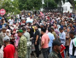 Seribuan Warga Padati Meuligoe Terima THR dari Mualem