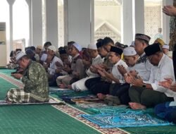Akhiri Bulan Ramadhan, Wagub Aceh dan Mendagri Salat Jumat di Masjid Darussalam Kawasan Huntara Aceh Tamiang