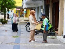 Kak Na Keliling Kota Berbagi Daging Meugang