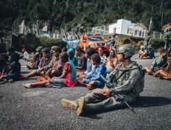 Patroli Dialogis Satgas Damai Cartenz Hadirkan Rasa Aman di Tengah Aktivitas Warga Kiwirok