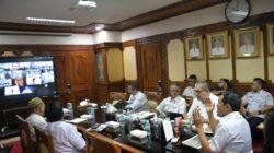 Wakil Gubernur Aceh, Fadhlullah, SE didampingi Asisten Perekonomian dan Pembangunan Sekda Aceh, Ir. T. Robby Irza serta dinas terkait Rapat Tindak lanjut pendataan Tim Verifikasi usulan dan BNBA calon penerima Huntap Kabupaten/ Kota secara zoom virtual musibah Bencana Hidrometeorologi diruang rapat wakil Gubernur Aceh, Rabu, 01/04/2026.