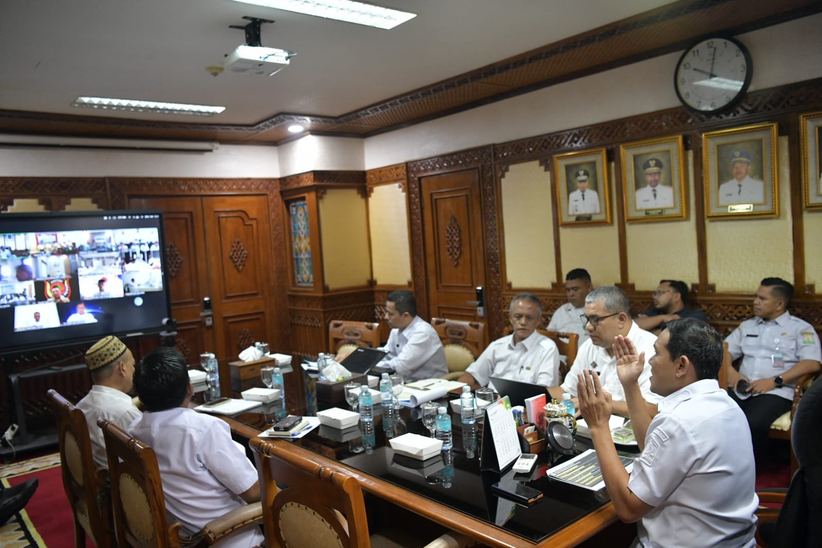 Wakil Gubernur Aceh, Fadhlullah, SE didampingi Asisten Perekonomian dan Pembangunan Sekda Aceh, Ir. T. Robby Irza serta dinas terkait Rapat Tindak lanjut pendataan Tim Verifikasi usulan dan BNBA calon penerima Huntap Kabupaten/ Kota secara zoom virtual musibah Bencana Hidrometeorologi diruang rapat wakil Gubernur Aceh, Rabu, 01/04/2026.