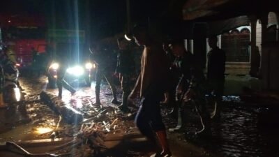 Prajurit Kodam IM Bantu Penanganan Banjir di Pidie Jaya