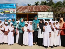 Bunda Guru Aceh Semangati Murid SD Negeri Tanah Rata