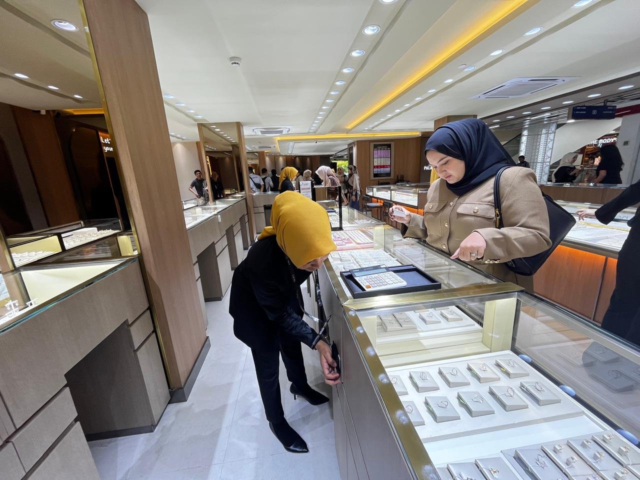 Antusiasme pengunjung tampak saat memilih perhiasan di gerai The Palace Jeweler di Lippo Plaza Aceh. Pembukaan gerai ke-86 ini menjadi langkah strategis Central Mega Kencana dalam menghadirkan akses perhiasan bagi masyarakat Aceh.