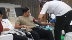 Personel Polda Aceh mengikuti kegiatan donor darah