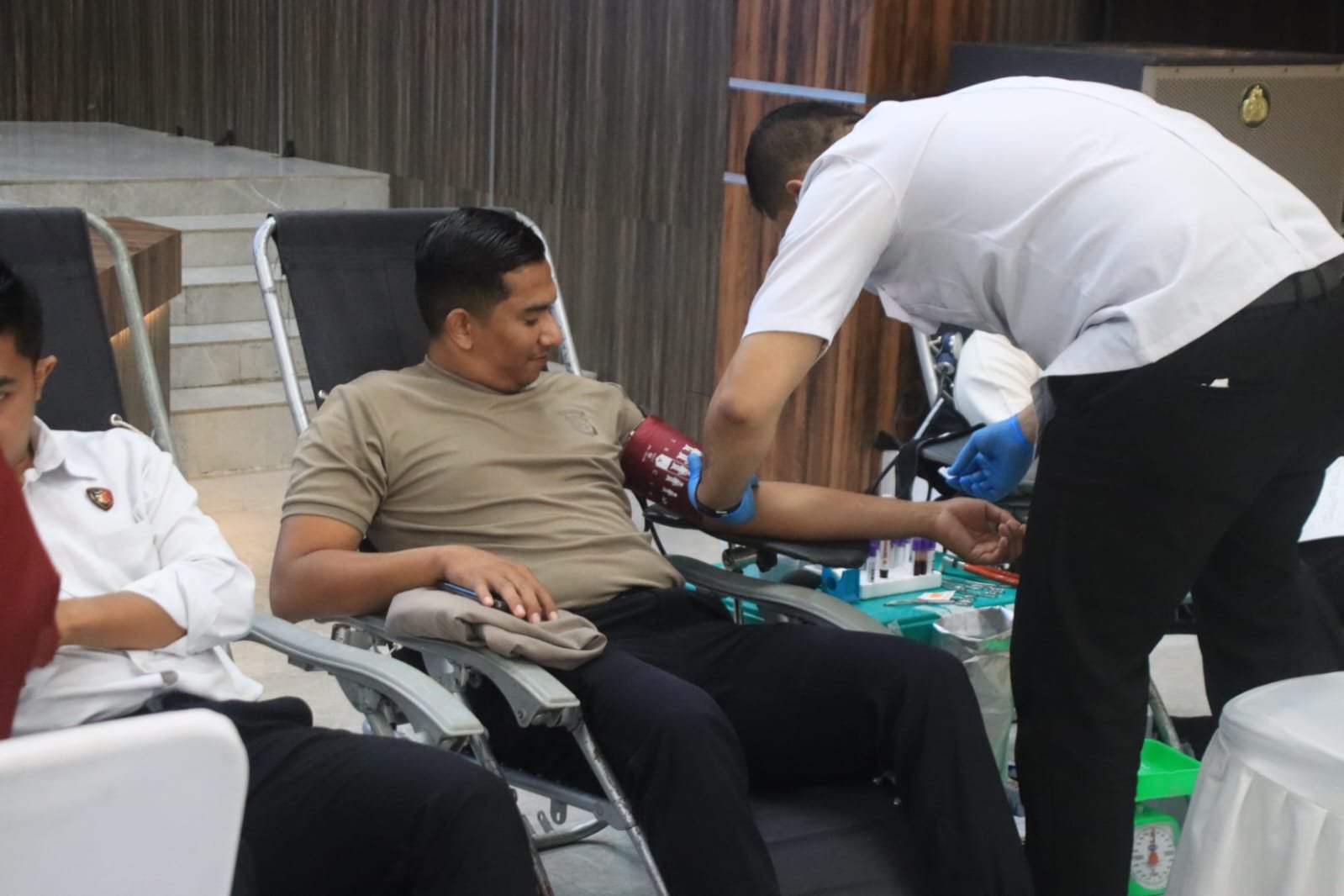 Personel Polda Aceh mengikuti kegiatan donor darah