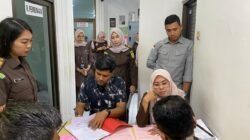 Jaksa Penuntut Umum (JPU) pada Seksi Tindak Pidana Umum Kejaksaan Negeri Banda Aceh menerima penyerahan tersangka beserta barang bukti (tahap II) dari penyidik Satuan Reserse Kriminal (Satreskrim) Polresta Banda Aceh.