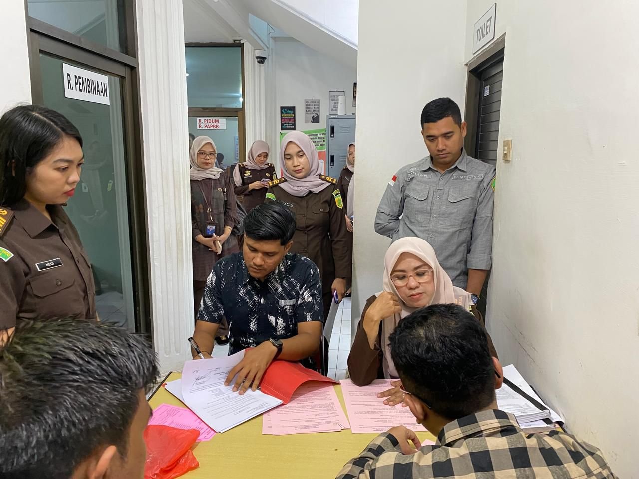 Jaksa Penuntut Umum (JPU) pada Seksi Tindak Pidana Umum Kejaksaan Negeri Banda Aceh menerima penyerahan tersangka beserta barang bukti (tahap II) dari penyidik Satuan Reserse Kriminal (Satreskrim) Polresta Banda Aceh.