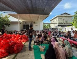 Anggota DPR Aceh Ceulangiek Bagikan Paket Sembako untuk Masyarakat Kurang Mampu