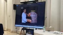 Wapres ke-10 dan 12 Jusuf Kalla (JK) memperlihatkan foto Joko Widodo (Jokowi) sedang 'sungkem' menyalaminya (foto: Ari Sandita)