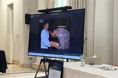 Wapres ke-10 dan 12 Jusuf Kalla (JK) memperlihatkan foto Joko Widodo (Jokowi) sedang 'sungkem' menyalaminya (foto: Ari Sandita)