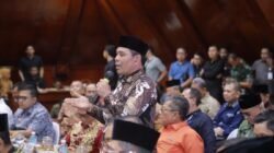 Bupati Aceh Besar Muharram Idris atau Syeh Muharram menyampaikan pendapat pada pertemuan Badan Legislasi DPR RI dengan Pemerintah Aceh terkait perubahan UU No. 11/2006 yang berlangsung di Anjong Mon Mata, Kompleks Pendopo Gubernur Aceh di Banda Aceh,