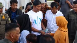 Mualem Bagikan Uang Meugang dari Dana Pribadi, Seribuan Warga Datangi Meuligoe Gubernur Aceh