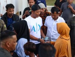 Mualem Bagikan Uang Meugang dari Dana Pribadi, Seribuan Warga Datangi Meuligoe Gubernur Aceh