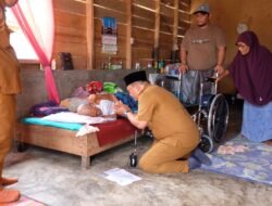 Bupati Alfarlaky Bantu Kursi Roda Ke Lansia Julok