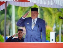 Pimpin Upacara Hardiknas 2026, Bupati TRK Serahkan Penghargaan bagi Siswa Berprestasi
