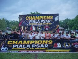 Saksikan Final Piala PSAR, Bupati TRK Serahkan Piala kepada Juara