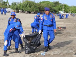 Ratusan Personel Ditpolairud Polda Aceh Gelar Aksi Bersih Pantai