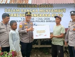 Meriahkan Hari Bhayangkara Ke-80, Kapolsek Jangka Bagikan Sembako untuk Warga