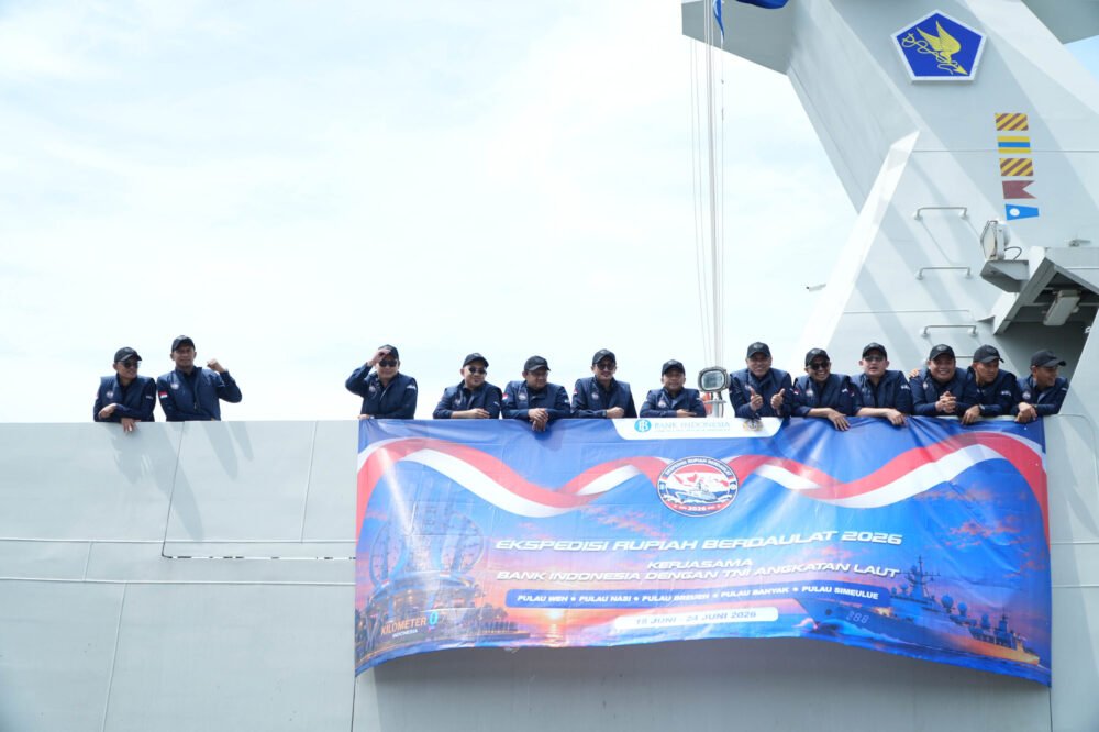 – Bank Indonesia (BI) bersama Tentara Nasional Indonesia Angkatan Laut (TNI AL) resmi melepas rangkaian kegiatan Ekspedisi Rupiah Berdaulat (ERB) 2026 di wilayah Provinsi Aceh dari Pangkalan Utama TNI AL (Lantamal) Sabang. Kolaborasi strategis ini dilakukan untuk memastikan uang Rupiah tersedia dalam jumlah yang cukup, jenis pecahan yang sesuai, serta dalam kondisi yang berkualitas dan layak edar di seluruh pelosok negeri, khususnya di wilayah terdepan, terluar, dan terpencil (3T).