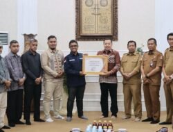 Bupati TRK Terima Anugerah Keterbukaan Informasi Publik 2025 dari KIA