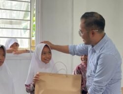 Dapur MBG Suaq Carong Abdya Salurkan Sepatu Sekolah untuk Anak Yatim