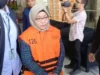 Pakai Rompi Oranye, ASN BPK Digiring ke Mobil Tahanan usai Terjaring OTT KPK