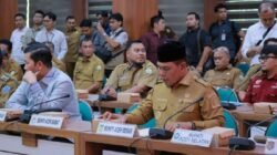 Bupati Aceh Besar H. Muharram Idris (Syech Muharram) mengikuti Rapat Koordinasi dan Evaluasi Percepatan Pemulihan Pascabencana Hidrometeorologi di Aceh yang dipimpin Menteri Dalam Negeri Tito Karnavian di Kantor Gubernur Aceh, Banda Aceh, Selasa (9/6