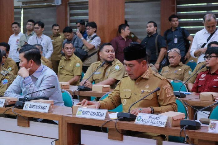 Bupati Aceh Besar H. Muharram Idris (Syech Muharram) mengikuti Rapat Koordinasi dan Evaluasi Percepatan Pemulihan Pascabencana Hidrometeorologi di Aceh yang dipimpin Menteri Dalam Negeri Tito Karnavian di Kantor Gubernur Aceh, Banda Aceh, Selasa (9/6