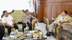 Bupati Aceh Besar, H Muharram Idris berbincang dengan Mendagri Tito Karnavian saat melepas keberangkatan di VIP Room Bandara SIM, Blang Bintang, Aceh Besar, Rabu (10/06/2026). FOTO/ MC ACEH BESAR