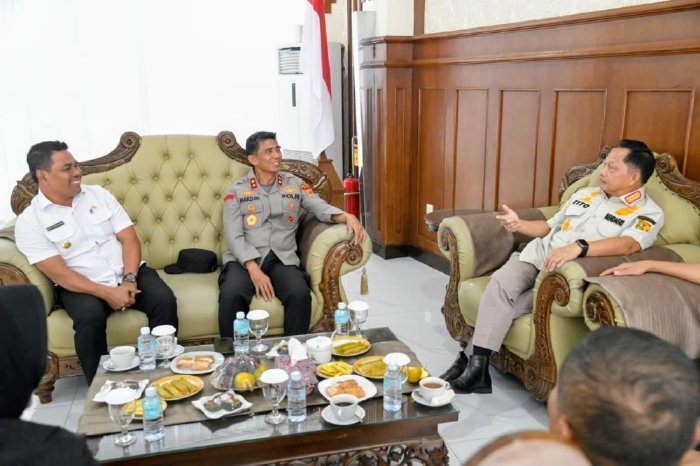 Bupati Aceh Besar, H Muharram Idris berbincang dengan Mendagri Tito Karnavian saat melepas keberangkatan di VIP Room Bandara SIM, Blang Bintang, Aceh Besar, Rabu (10/06/2026). FOTO/ MC ACEH BESAR