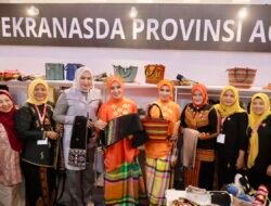 Ketua Harian Dekranas Beri Semangat “Aceh Bangkit” Saat Kunjungi Stand Dekranasda Aceh