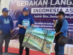 Pelukis Salaudin Serahkan Lukisan “Gerakan Langit Biru” kepada Rian Syaf