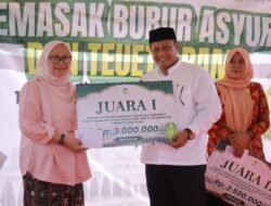 Sekda dan Ketua TP PKK Aceh Besar Serahkan Hadiah Toet Apam dan Bubur Asyura