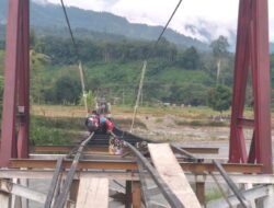Gotong Royong TNI dan Warga Percepat Pembangunan Jembatan Gantung di Kuta Ujung