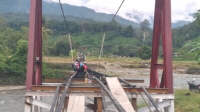Gotong Royong TNI dan Warga Percepat Pembangunan Jembatan Gantung di Kuta Ujung